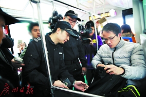 公安干警在公交车内检查身份证。