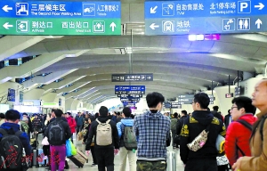 广州南站完善站场内部标志指引，方便乘客回家过年。