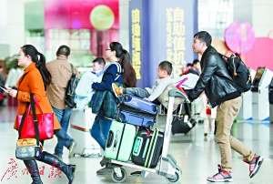 春运期间，乘客在白云机场赶飞机。