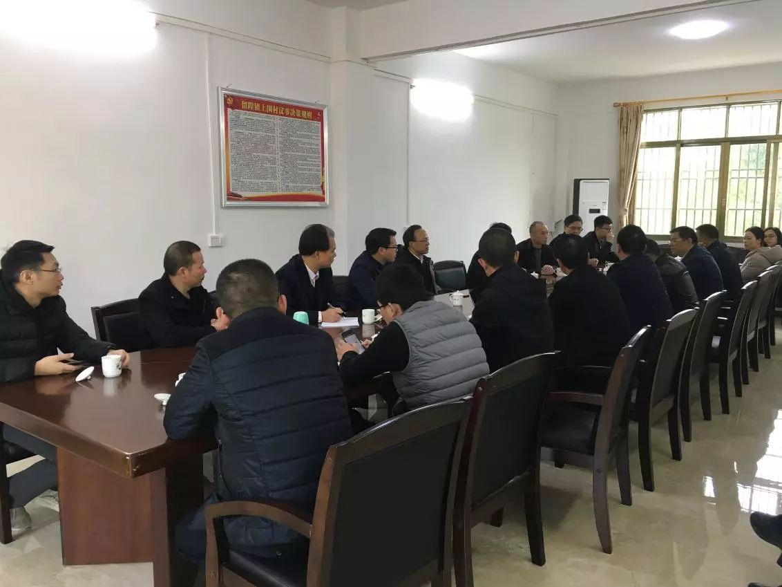 与当地政府部门及村两委座谈交流