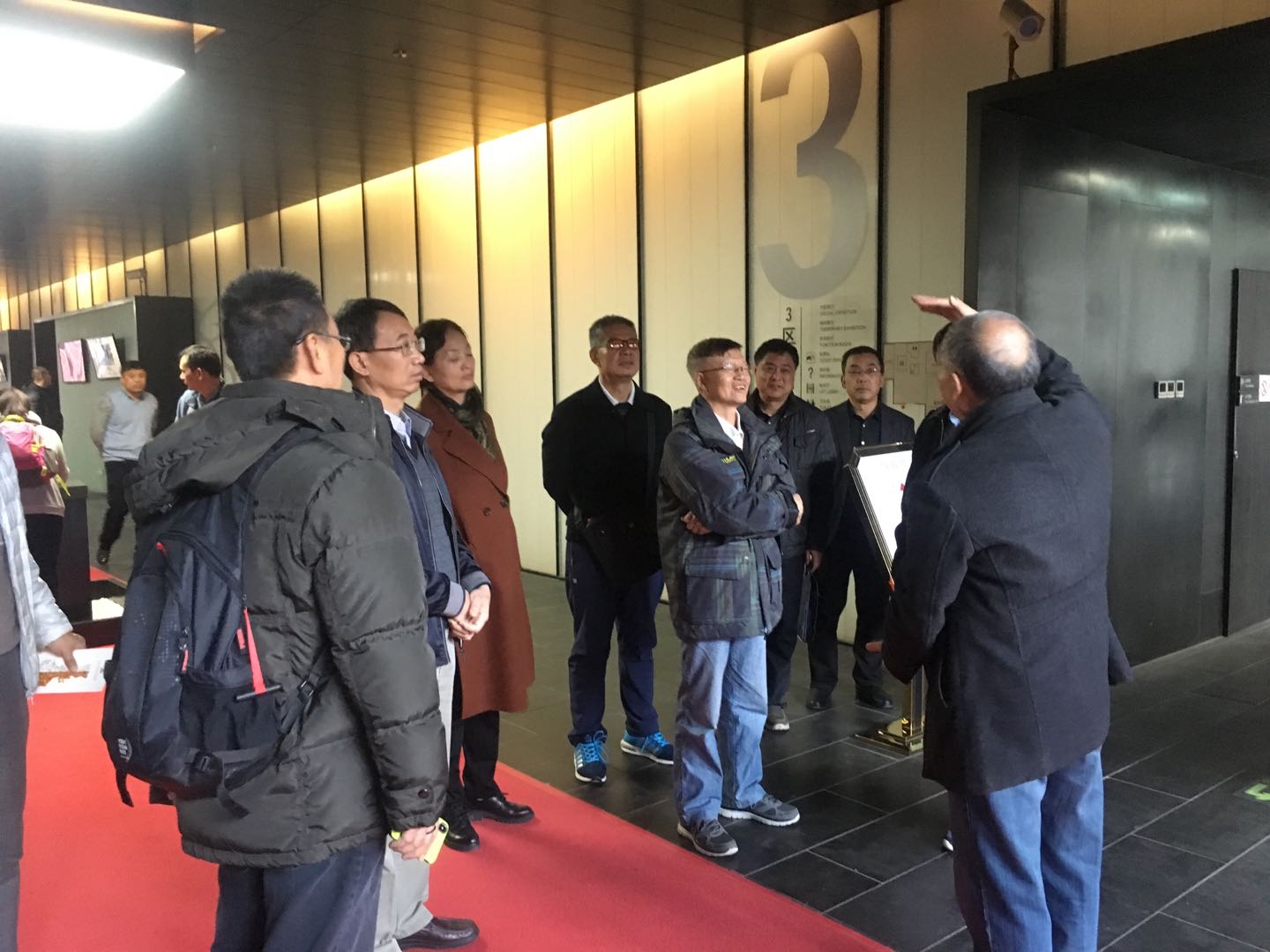 调研组一行听取西安曲江艺术博物馆馆长介绍博物馆发展情况