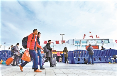 21日是春运第一天，旅客从广州火车站出发，踏上返乡归途。