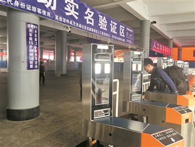 乘客可通过自助通道进站。