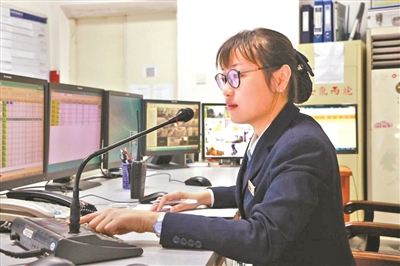 车站综控员宋佳南在核对列车信息。
