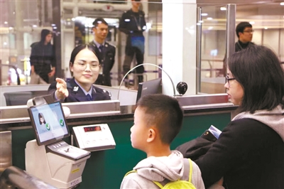 白云边检站民警梁雪莹在验放旅客。