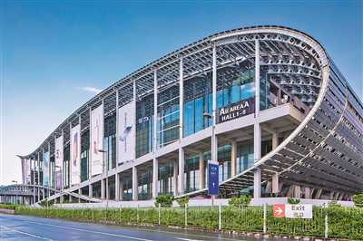 ⑨广州国际会展中心 建于2002年，占地面积超过80万平方米，是当时亚洲最先进、功能最齐全的现代化展馆。