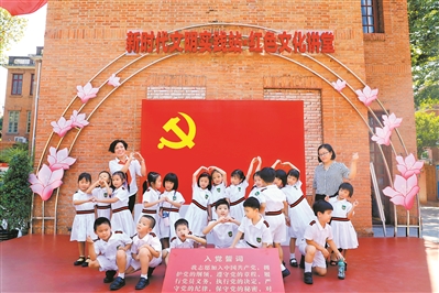 港澳子弟在中共三大会址纪念馆参观后拍照留念。