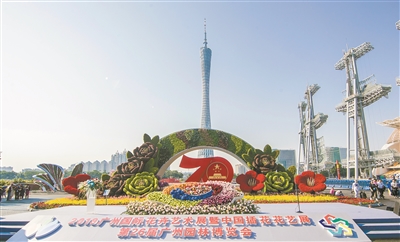 海心沙入口立体花坛采用牡丹花拱造型打造，名为《盛放》