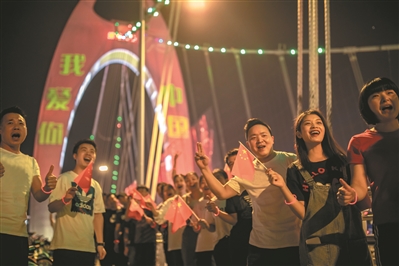 市民手持国旗在猎德桥上合影。