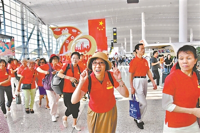 参与“公众开放日”活动的新中国同龄人