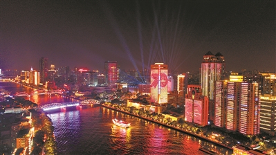 江湾桥到海珠桥之间的珠江北岸高楼外立面间或显示庆祝新中国成立70周年的图案。