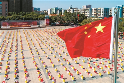 番禺区石碁文化广场，千名舞者在国旗下起舞。