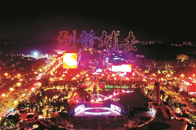 夜空中，无人机向全世界发出黄埔的盛情邀约。 