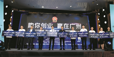 比赛现场获奖选手合影。