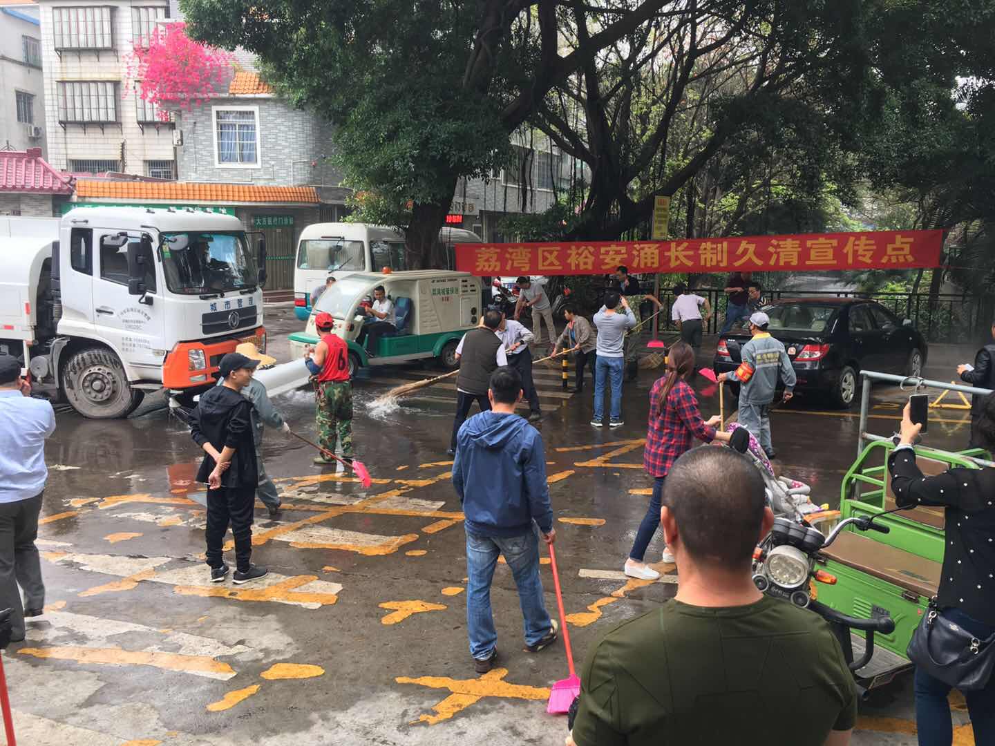 （图：东漖街开展裕安涌“洗河”行动）