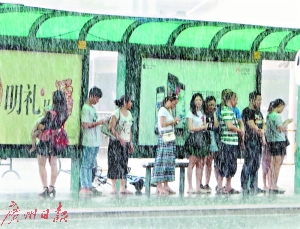 17日下午，暴雨突如其来，很多市民只能在公交车站避雨。