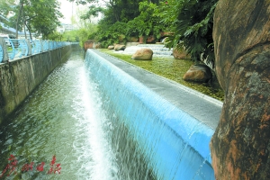 经过处理的污水变成清澈的溪水。