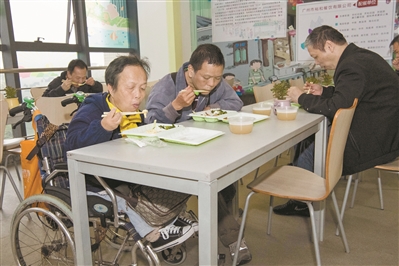 “搭伙”长者饭堂：一线工作者想把服务做得更细 残疾人开心点赞