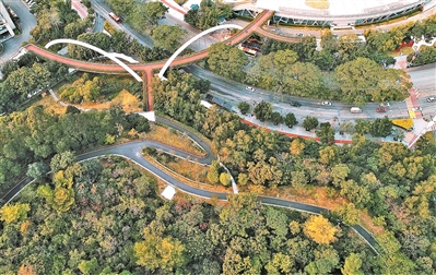 4月2日，广州科学城云端绿道或架在山间，或跨越城市道路，穿梭于高架林间。
