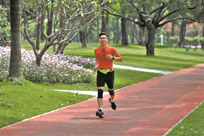 广州市临江大道，市民在绿道上跑步。
