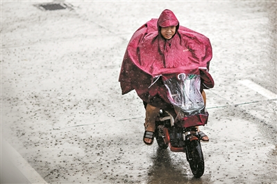 雨中骑手。