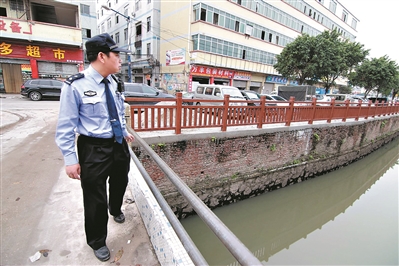 白云区镇街河道警长在巡河。