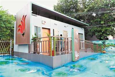 秀水公厕位于五眼桥西约64号侧，以田园风格装修，公厕外设计成栩栩如生的立体彩绘鲤鱼池。（资料图片）