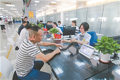 市民在政务中心办理业务。