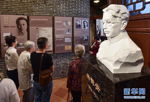 4月30日，杨匏安后人和参观者在杨匏安旧居陈列馆听讲解。 当日，在广州市越华路杨家祠留存建筑基础上修缮恢复的红色宣传基地——杨匏安旧居陈列馆正式开馆。 新华社记者 刘大伟 摄.jpg