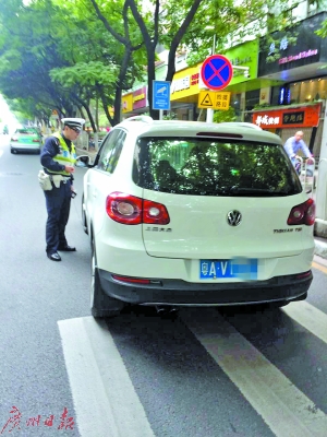 交警在查车。