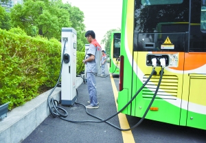 充电中的电动公交车。