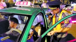 执法人员正在对出租车司机进行问询。