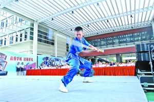 关广雅开学典礼上的新生武术表演。