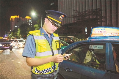 交警在广州塔附近执法查处违章出租车。 