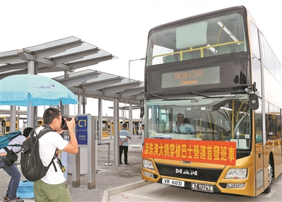10月24日，记者在港珠澳大桥香港口岸拍摄开往珠海口岸的穿梭巴士营运首发班车。