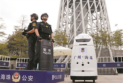 15日，AI－2000警用机器人安安警官上岗，协助羊城突击队海珠分队特警队员执勤。