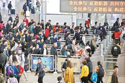 春运前夕，旅客在广州南站排队进入候车区。