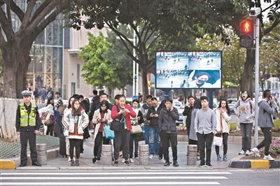 大部分行人遵守交通规则不会闯红灯。