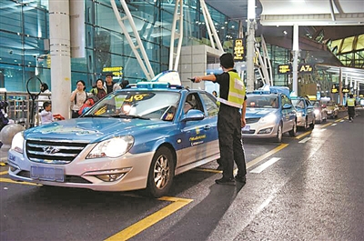 广州白云机场的旅客有序排队搭乘出租车。（资料图片）