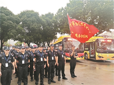 首批公交车乘务管理员正式上岗。