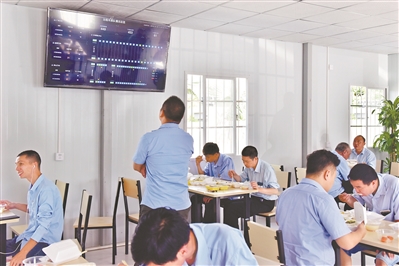 蓄车区启用后，司机可以下车休息，排队环境得到改善。