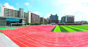 广州中学运动场及学校主建筑。