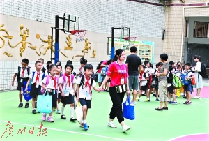 试点学校，未参与校内托管的学生有序离校。