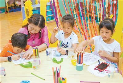 广州市人民政府机关幼儿园，老师和孩子们玩手工制作游戏。