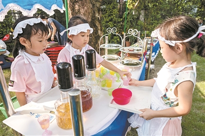 广雅幼儿园孩子们进行自主游戏《美味的下午茶》。