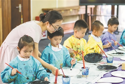 幼儿园老师在给孩子们上课。（资料图片）