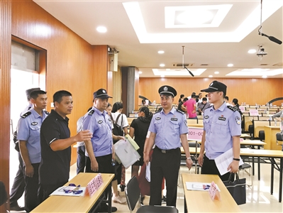 警方对考点进行检查。