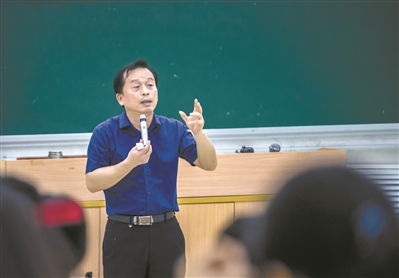 胡宜安老师在给学生上“生死课”。