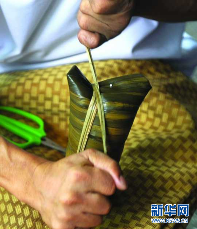 用绳子将粽子扎紧。