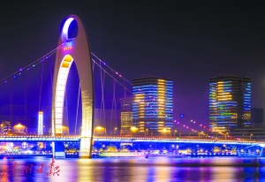 比邻猎德大桥的广州日报新大厦在夜幕下绽放光芒，成为广州夜景的新成员。